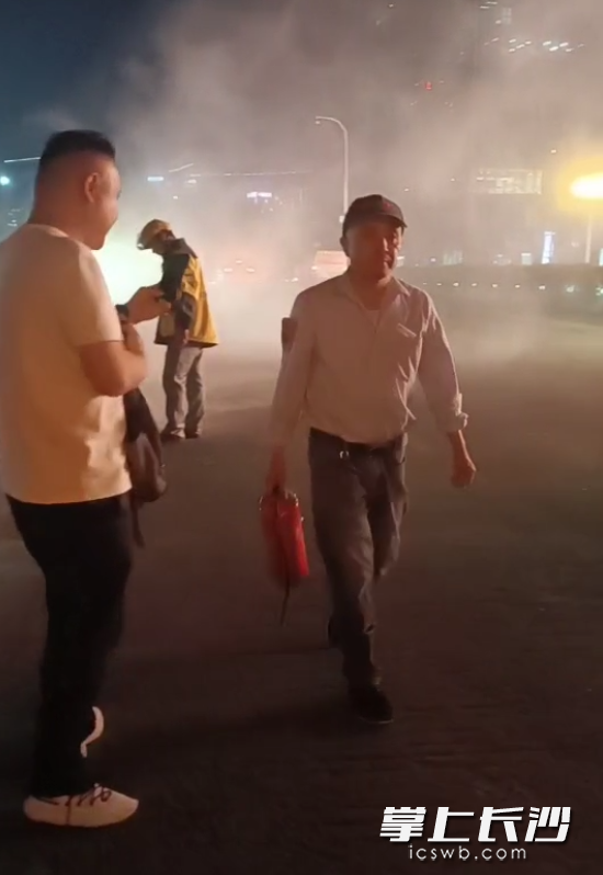 124路公交车驾驶员王国均抄起灭火器迅速将火扑灭。  视频截图