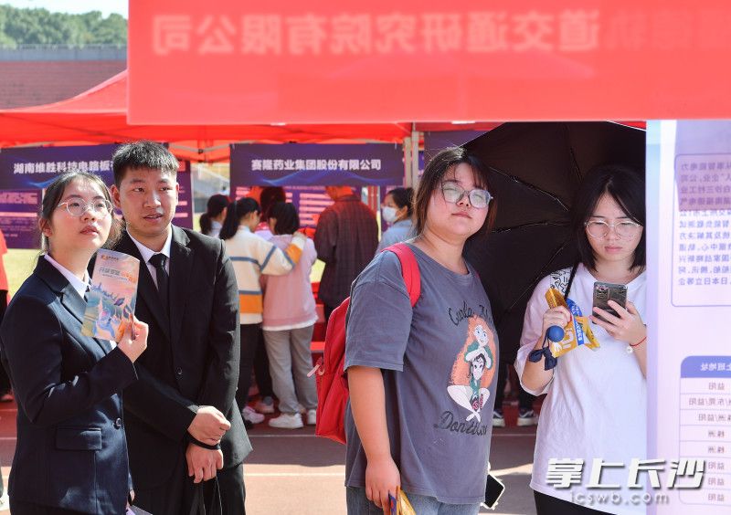 即将毕业的高校毕业生们正在寻找自己满意的工作。
