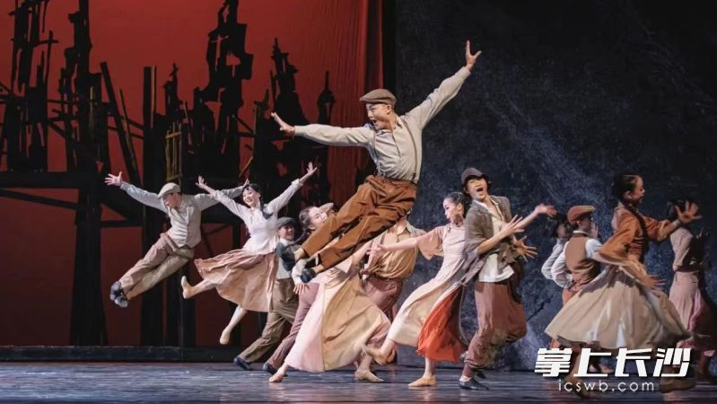 《热血当歌》剧照。  湖南省歌舞剧院供图