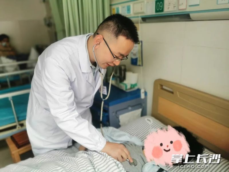 从医七载，曾卓坚守医者仁心，为许许多多的患者带去了希望。
