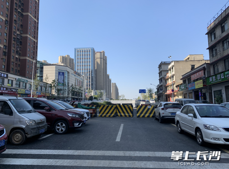 尚未交付使用的道路成了停车场。