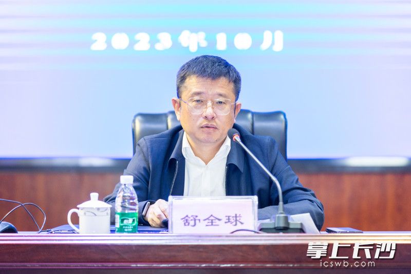 长沙市文联党组成员、副主席舒全球为学员讲课。