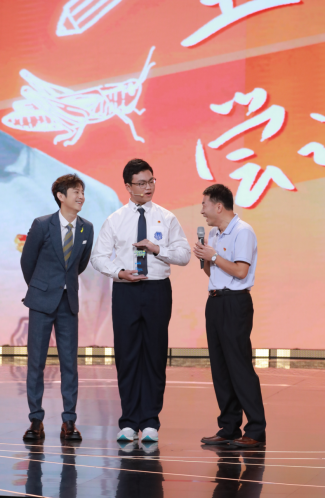 好少年罗渠高（中）被授予荣誉。