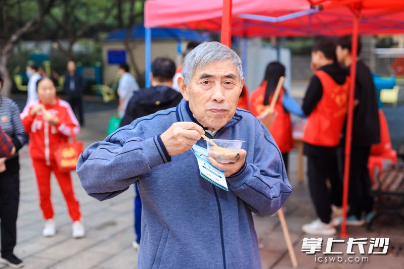 老人吃着爱心粥，暖心又暖胃。  均为长沙晚报通讯员李干摄