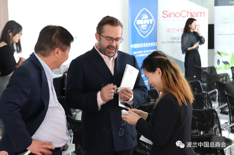 陈赛梅（右一）参加波兰中国商会组织的活动。