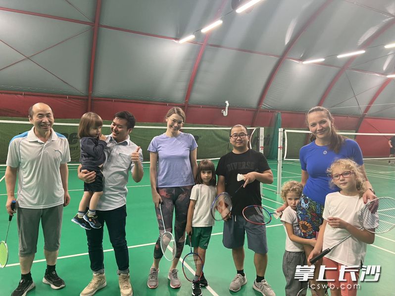 与波兰当地市民一起打羽毛球。