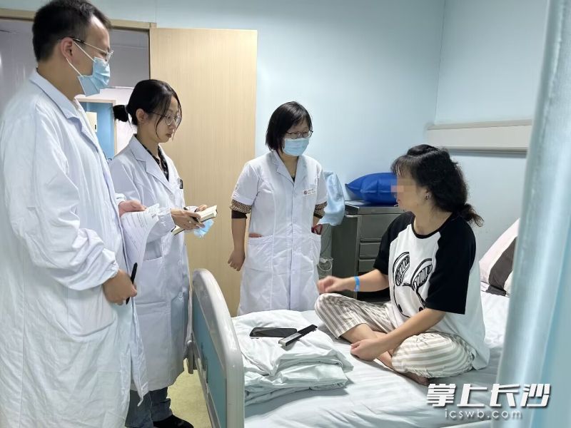 陈晶副主任医师查看患者情况,并对患者进行防治骨质疏松的健康宣教。  长沙晚报通讯员 章峻钧 供图 陈晶副主任医师查看患者情况,并对患者进行防治骨质疏松的健康宣教。  长沙晚报通讯员 章峻钧 供图