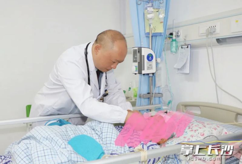 在20多年的从医生涯中,禹小杜为多名患者垫付过医药费。 通讯员供图 在20多年的从医生涯中,禹小杜为多名患者垫付过医药费。 通讯员供图