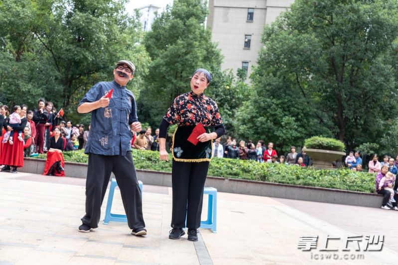 两位老人在表演戏曲。