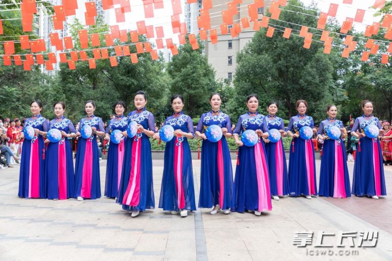 社区艺术队的老人们带来了一个个精彩的节目。