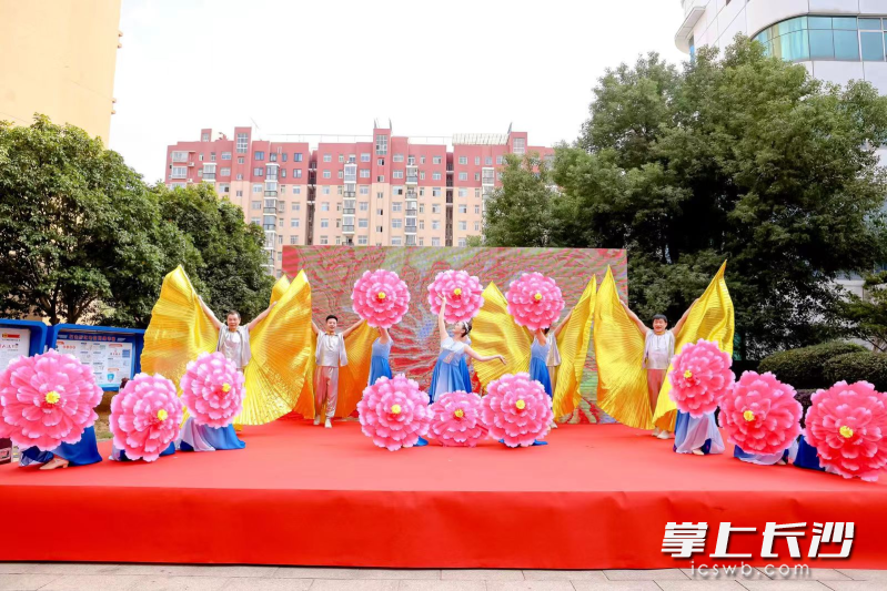 《萱草花》舞蹈表演。  均为长沙晚报通讯员陈畅供图 《萱草花》舞蹈表演。  均为长沙晚报通讯员陈畅供图