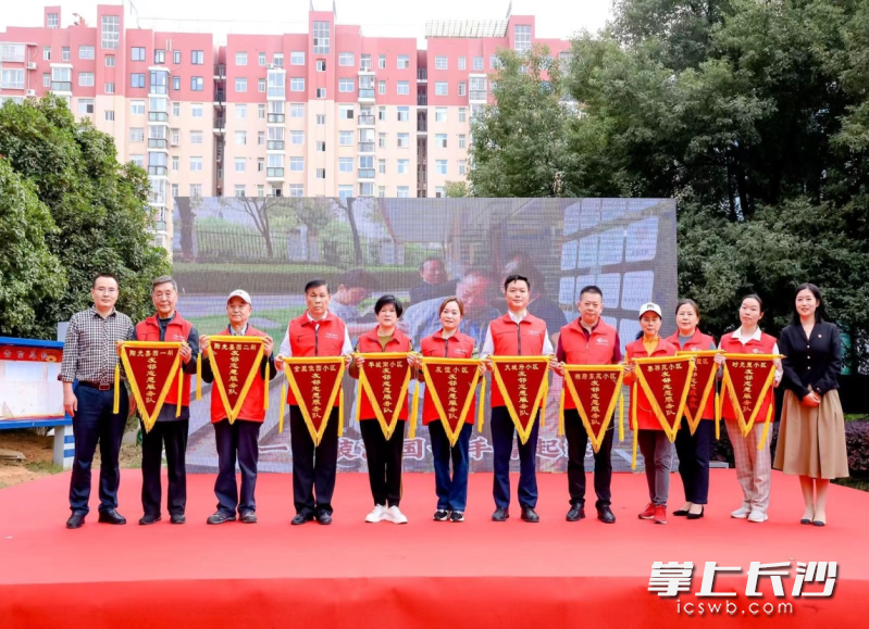 友谊社区“友邻”志愿服务联盟的10个“友邻”志愿服务队被授予红旗。 友谊社区“友邻”志愿服务联盟的10个“友邻”志愿服务队被授予红旗。