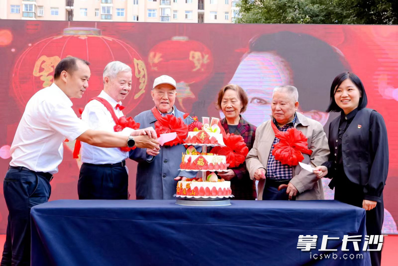 为八旬老人庆生。 为八旬老人庆生。