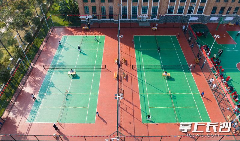 21日,望城区第二届“雷小锋”超级运动会之中小学网球比赛在思源学校举行。均为长沙晚报全媒体记者 邹麟 摄 21日,望城区第二届“雷小锋”超级运动会之中小学网球比赛在思源学校举行。均为长沙晚报全媒体记者 邹麟 摄