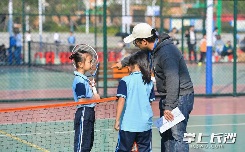 裁判在给两名小选手讲述比赛相关规则和注意事项。 裁判在给两名小选手讲述比赛相关规则和注意事项。