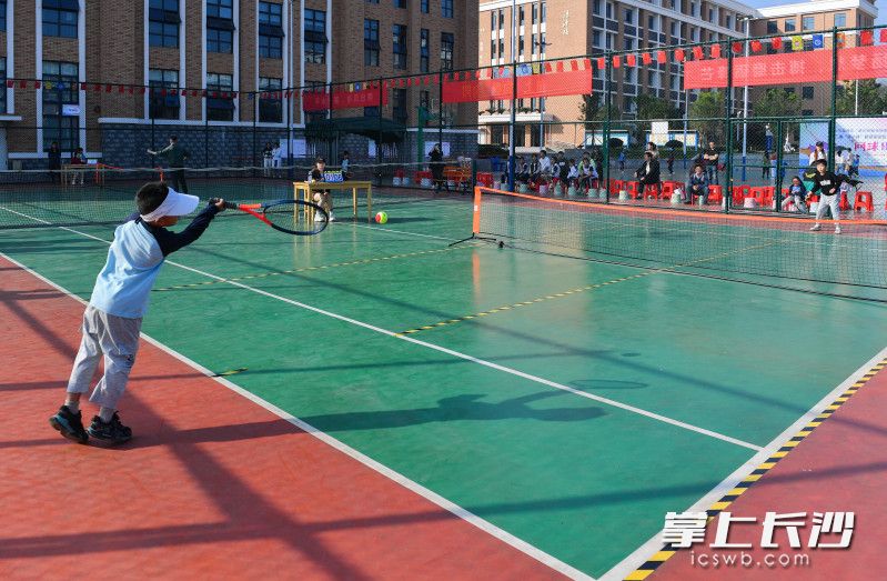 小选手挥拍打球。 小选手挥拍打球。