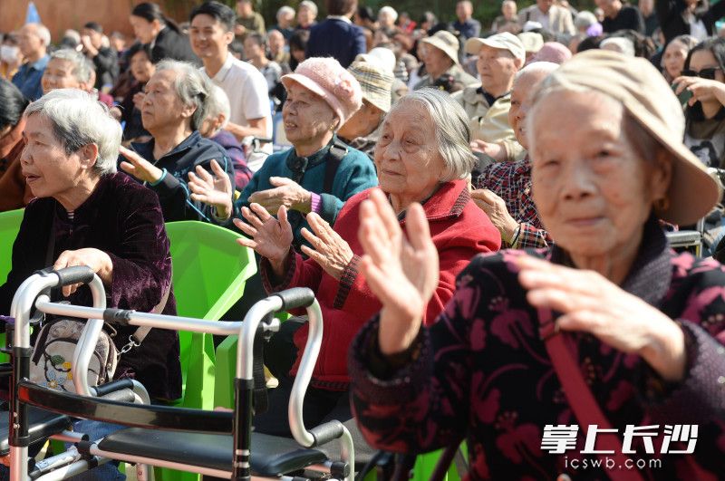 老人们沉浸在丰富的文艺节目中。 老人们沉浸在丰富的文艺节目中。