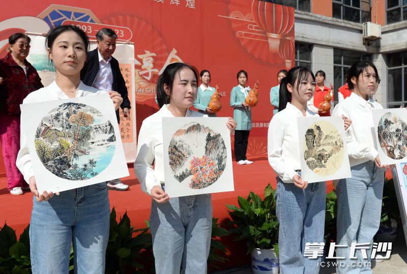 工作人员展示入住长者创作的书画篆刻剪纸作品。 工作人员展示入住长者创作的书画篆刻剪纸作品。