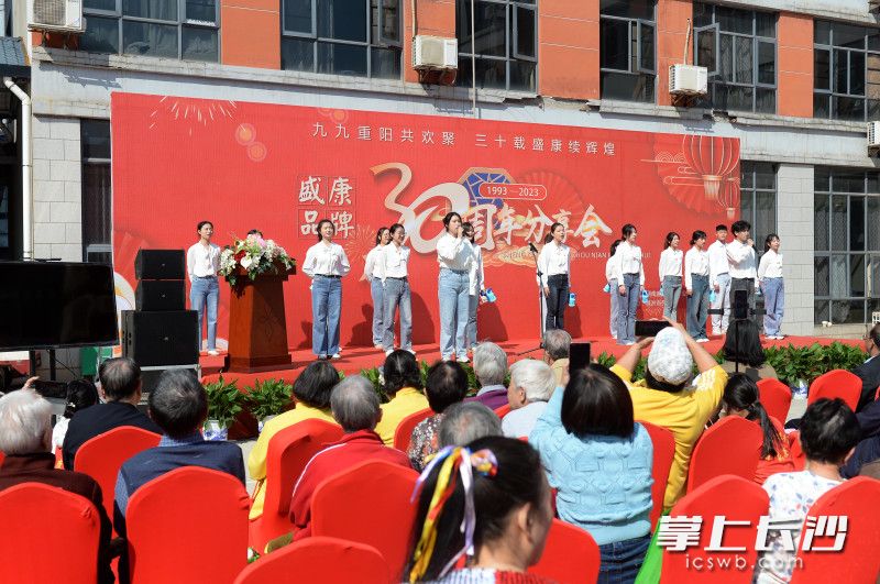 湖南盛康的青年员工代表合唱《夜空中最亮的星》。 湖南盛康的青年员工代表合唱《夜空中最亮的星》。