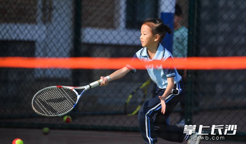 一名小选手正在比赛中。 一名小选手正在比赛中。