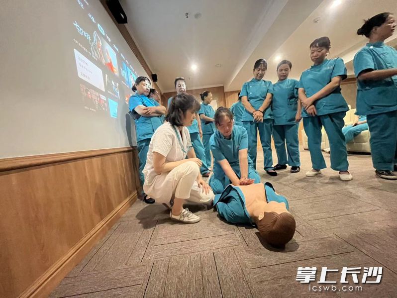 雨花区莱康湘颐老年公寓里,“80后”老年公寓护理部长袁旭是人人认可的“专业派”。  受访者供图 雨花区莱康湘颐老年公寓里,“80后”老年公寓护理部长袁旭是人人认可的“专业派”。  受访者供图