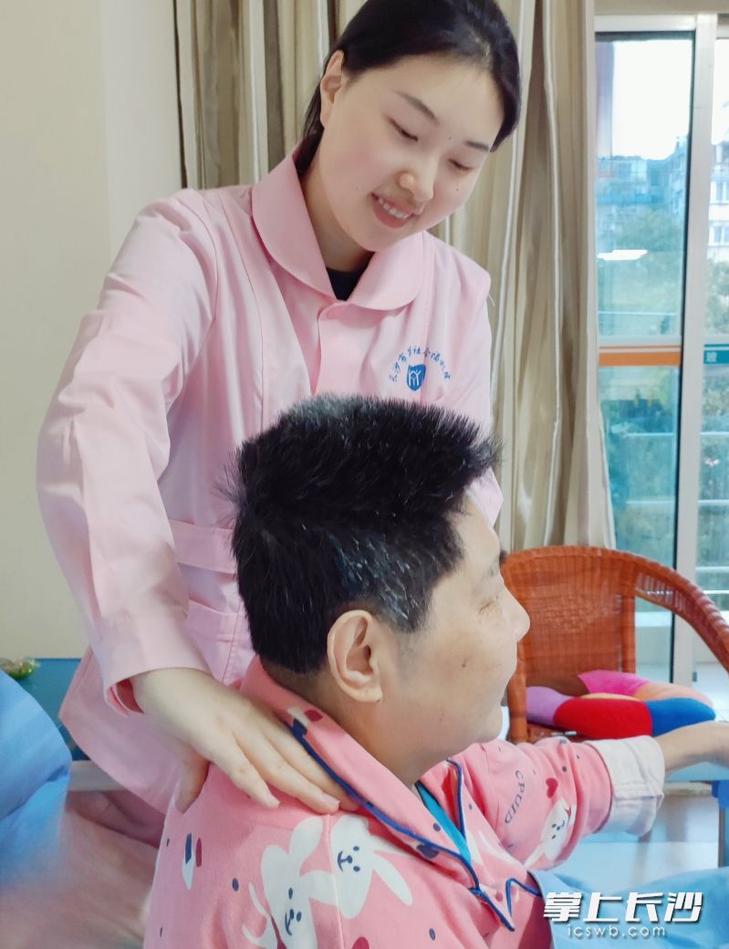 在长沙市第一社会福利院中西医结合科,“00后”温雅涵犹如一抹青春朝阳,让陪伴多了几分蓬勃的青春气息。  受访者供图 在长沙市第一社会福利院中西医结合科,“00后”温雅涵犹如一抹青春朝阳,让陪伴多了几分蓬勃的青春气息。  受访者供图