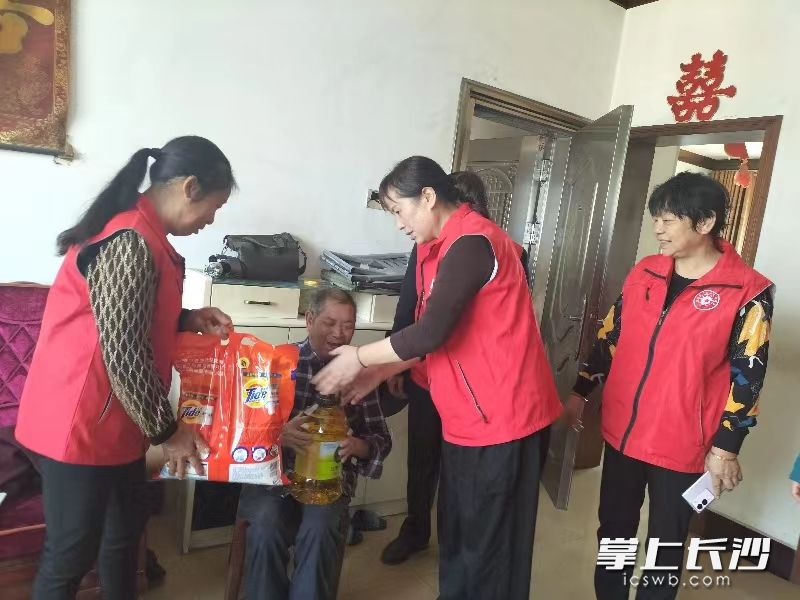 重阳节，长沙县黄兴镇石弓湾社区文明实践站“578”五老红志愿服务队开展走访慰问困境老人志愿服务活动。长沙晚报通讯员 方罗明 摄