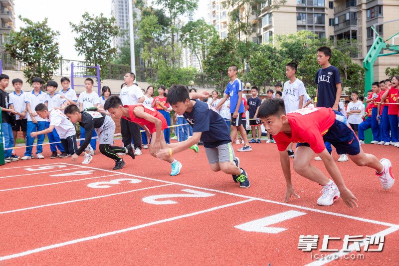 长雅中学每年有数百名人在国家和省、市、区各类比赛中获奖。