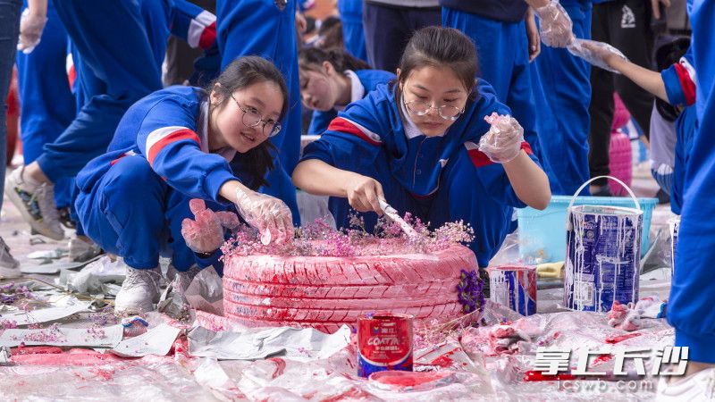 学校尽一切可能为他们的兴趣发展提供支点，帮助他们发现自己的爱好和特长，并获得充分发展。