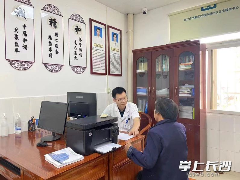 湖南航天医院疼痛科专家在坪塘街道社区卫生服务中心接诊群众。均为医院供图
