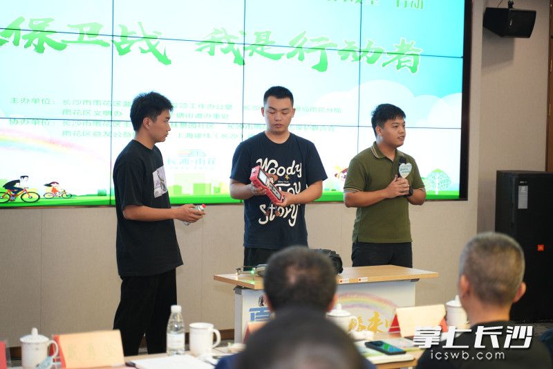 雨花区雨花区蓝天办工作人员向居民群众现场介绍大气治理检测设备。
