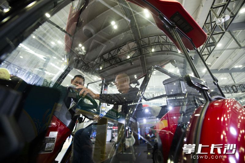 游客正在大型农机上进行体验。除特别标注外均为长沙晚报全媒体记者 黄启晴 摄 游客正在大型农机上进行体验。除特别标注外均为长沙晚报全媒体记者 黄启晴 摄