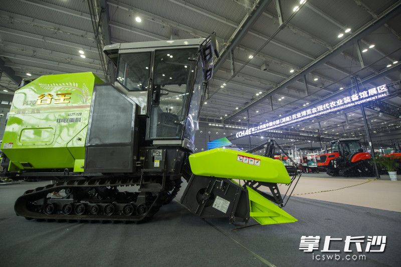 谷物联合收割机。 谷物联合收割机。