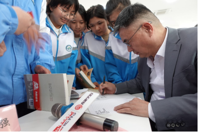 ▲新疆作家协会副主席鞠利为喀什六中的学生们留下寄语（小巩 摄）