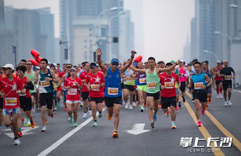2023长沙马拉松盛况。  长沙晚报全媒体记者 邹麟 摄（资料图片）