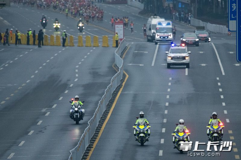 公安交警为比赛选手们保驾护航。