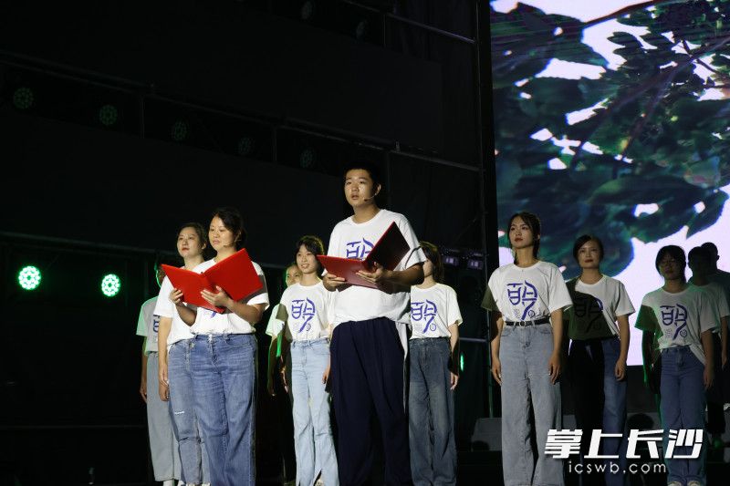 在名师团队的引领下，教师成长迅速，形成了梯队合理、名师辈出、俊采星驰的明德教师团队。