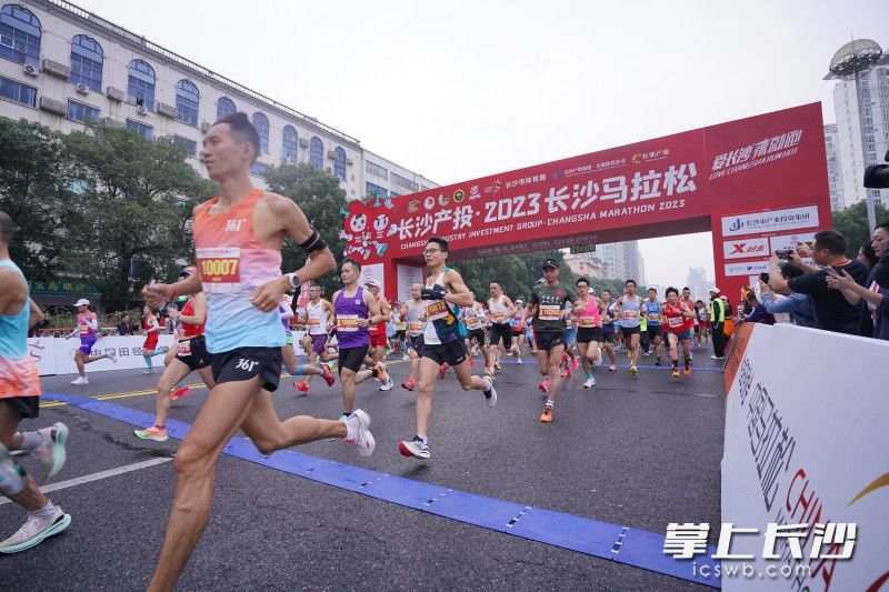 起跑的枪声一声惊响，选手们开始奔跑。