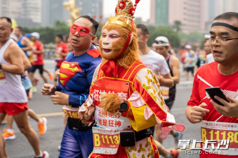 有选手打扮成孙悟空模样前来参赛。