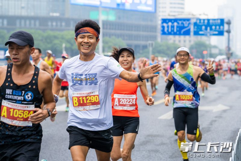 今天上午7时30分，2023长沙马拉松正式开赛。长沙晚报全媒体记者 刘晓敏 实习生 罗钟杰 摄影报道