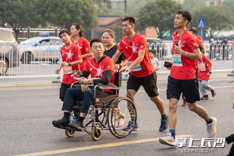 坐轮椅参赛的选手。