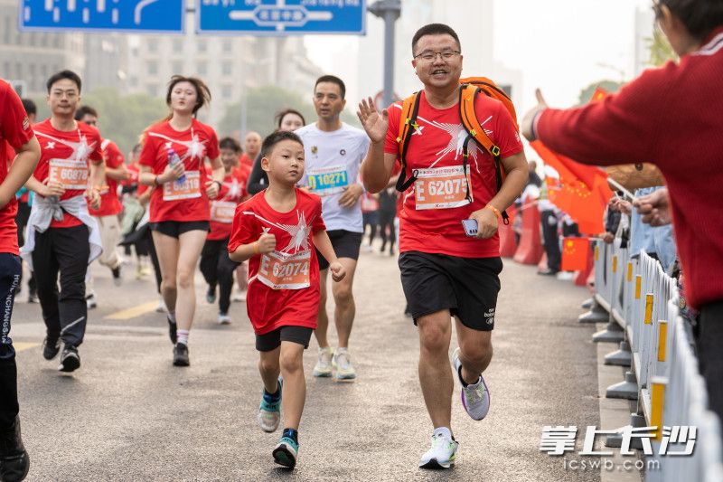 欢乐跑项目中，不乏许多带着小朋友一同参赛的家庭。