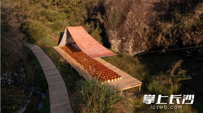 艺术家童振刚参展作品《观自在》。主办方供图