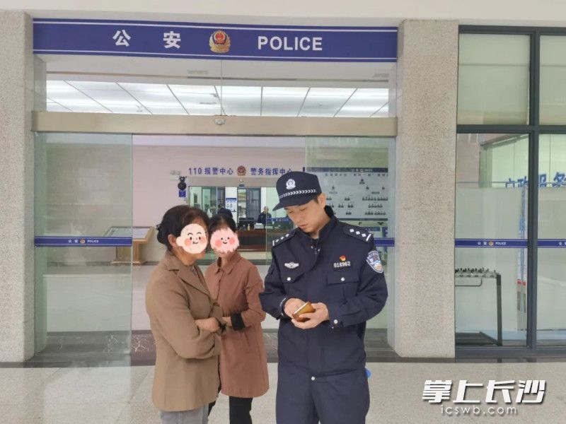 民警夺过手机，阻止市民继续被骗。长沙晚报通讯员 刘彬 供图