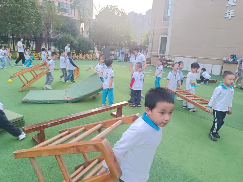 玩完游戏后,孩子们主动帮老师整理、收纳各种玩具和材料。 玩完游戏后,孩子们主动帮老师整理、收纳各种玩具和材料。