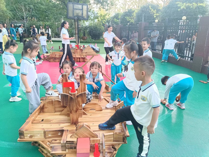 孩子们在玩搭建游戏。均为长沙晚报全媒体记者 陈良 摄 孩子们在玩搭建游戏。均为长沙晚报全媒体记者 陈良 摄