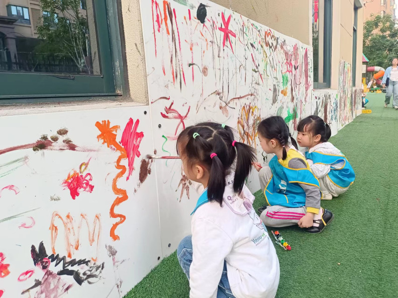 3个孩子正在涂鸦墙上“画画”。 3个孩子正在涂鸦墙上“画画”。