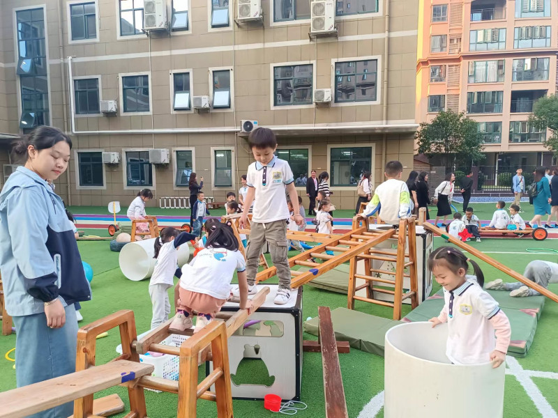 孩子们在综合游戏区玩各种自主游戏。 孩子们在综合游戏区玩各种自主游戏。