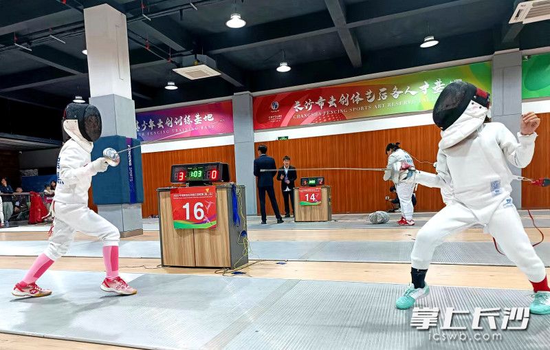 今日，2023年湖南省击剑俱乐部联赛（第二站）在湖南省青少年击剑训练基地、 长沙市体艺人才后备基地长沙市长雅中学体育馆举行。均为长沙晚报全媒体记者 贺文兵 摄