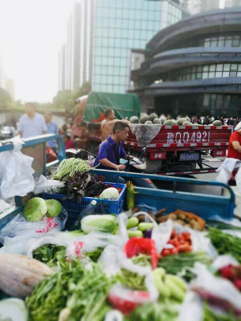 望江苑人行道上过去马路市场占道拥堵的乱象。 均为长沙晚报通讯员 侯翔 摄